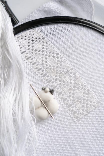 Вышитые узоры на ткани